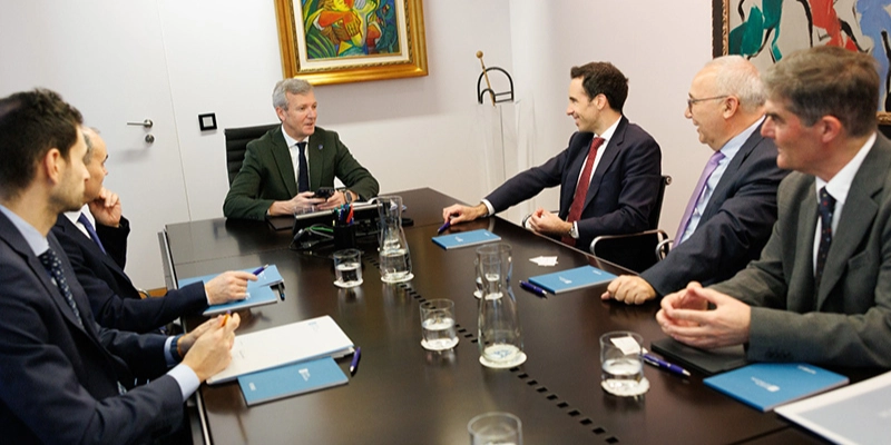 Alfonso Rueda y Javier Luengo, junto a representantes de la Xunta y Grupo SAMCA, durante una reunión sobre Mina Doade.